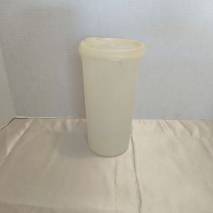 Tupperware 48 oz Handolier juice or beverage pitcher